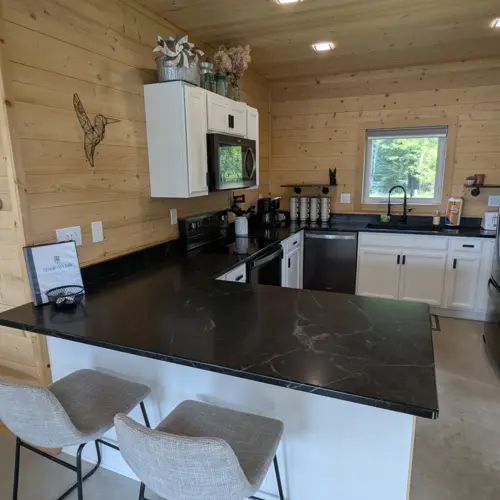 Il ristorante Smile Awhile di Eagle River vanta ampi piani di lavoro in granito e un lavello moderno, che offrono spazio a sufficienza per preparare pasti per famiglie numerose.
