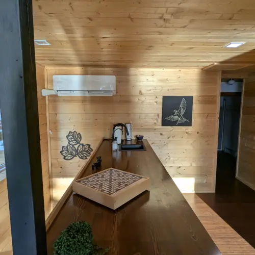 Wi-Fi ad alta velocità e postazioni di lavoro dedicate presso Smile Awhile, per garantire una connessione affidabile per il lavoro da remoto o lo streaming nella regione dei Northwoods.