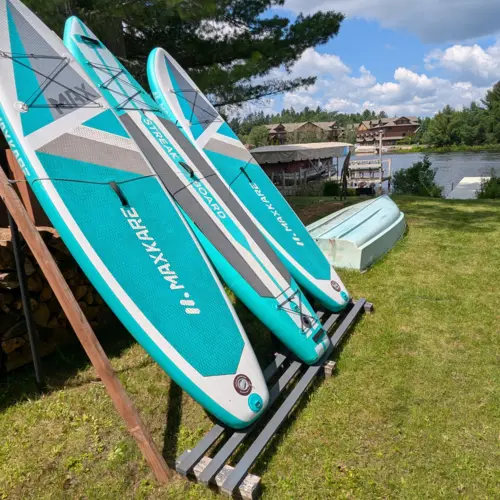 Alternativa: Scoprite la bellezza dei boschi del Nord dall'acqua con le nostre canoe e kayak a disposizione, che offrono divertenti avventure sul lago per tutta la famiglia presso la nostra casa vacanze.