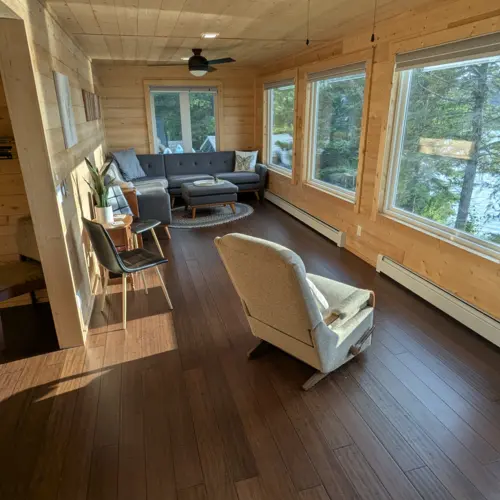 Ampio vialetto privato presso la nostra casa vacanze a Eagle River, con spazio sufficiente per più veicoli, rimorchi per barche e rimorchi per motoslitte.
