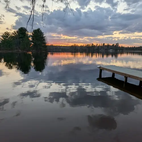 Gite in barca sulle acque cristalline dei laghi di Eagle River, Wisconsin, con accesso diretto all'acqua dal nostro molo privato presso Smile Awhile.