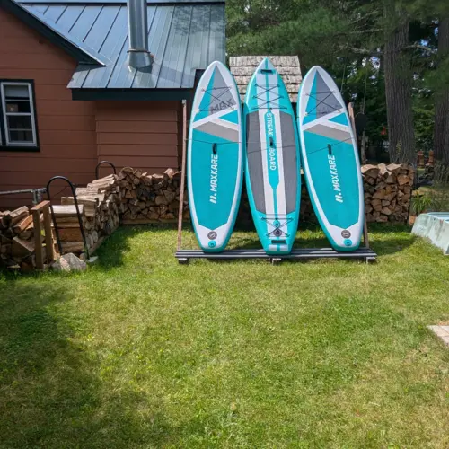Presso Smile Awhile, gli ospiti possono usufruire gratuitamente di kayak, canoe e paddleboard, perfetti per esplorare le tranquille acque di Eagle River.